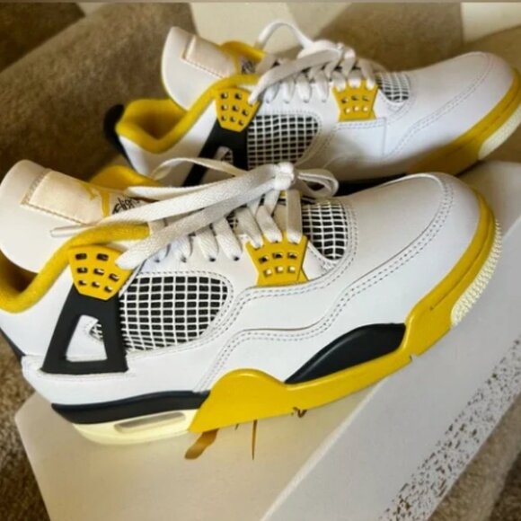 JORDAN Retro Vivid Sulfur